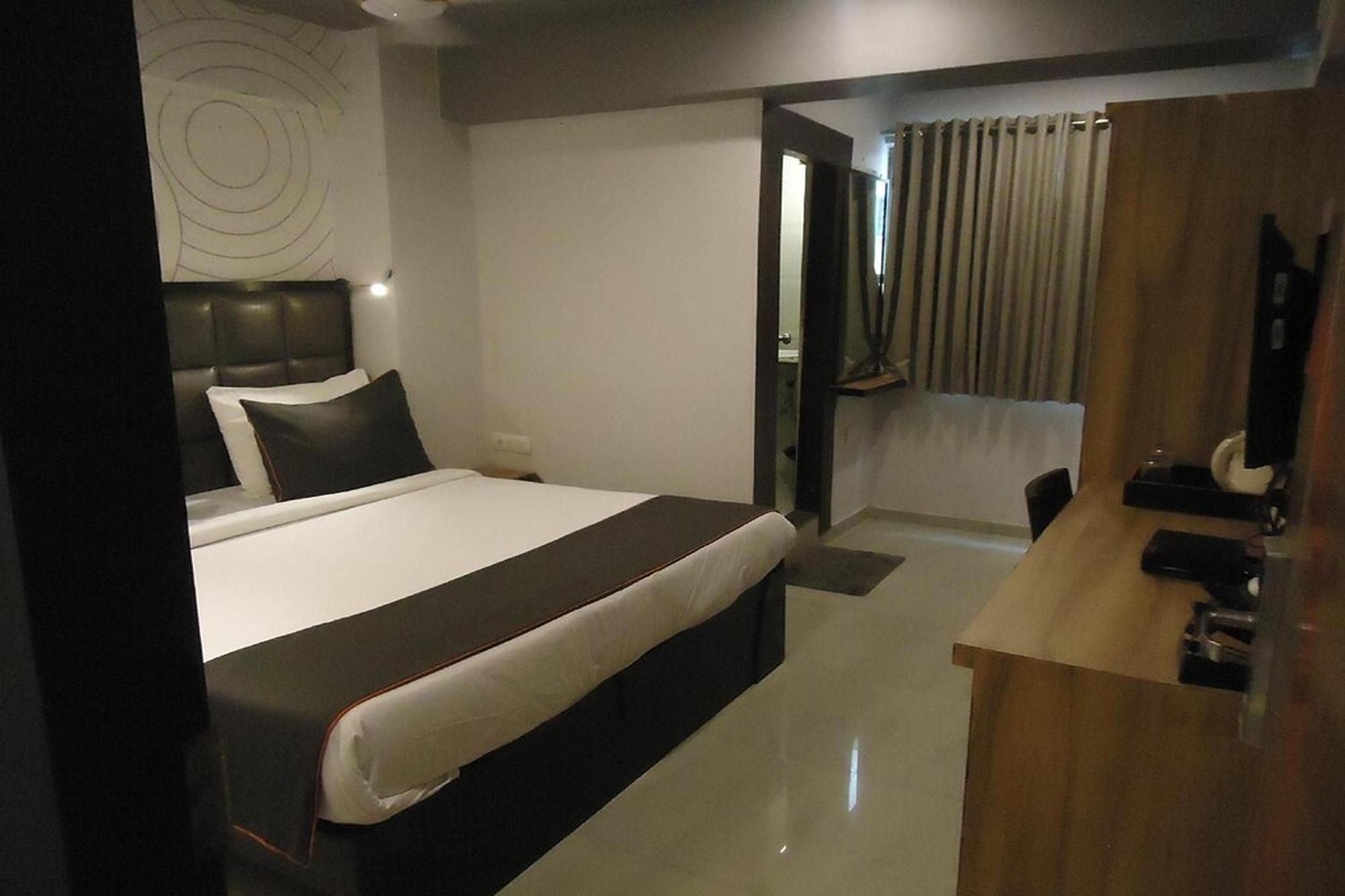 Hotel Maan Residency Satellite Road Ахмедабад Экстерьер фото