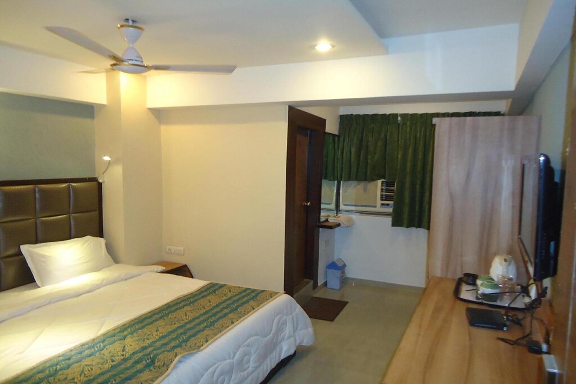 Hotel Maan Residency Satellite Road Ахмедабад Экстерьер фото