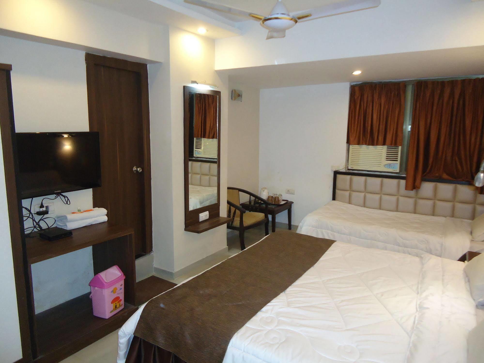 Hotel Maan Residency Satellite Road Ахмедабад Экстерьер фото