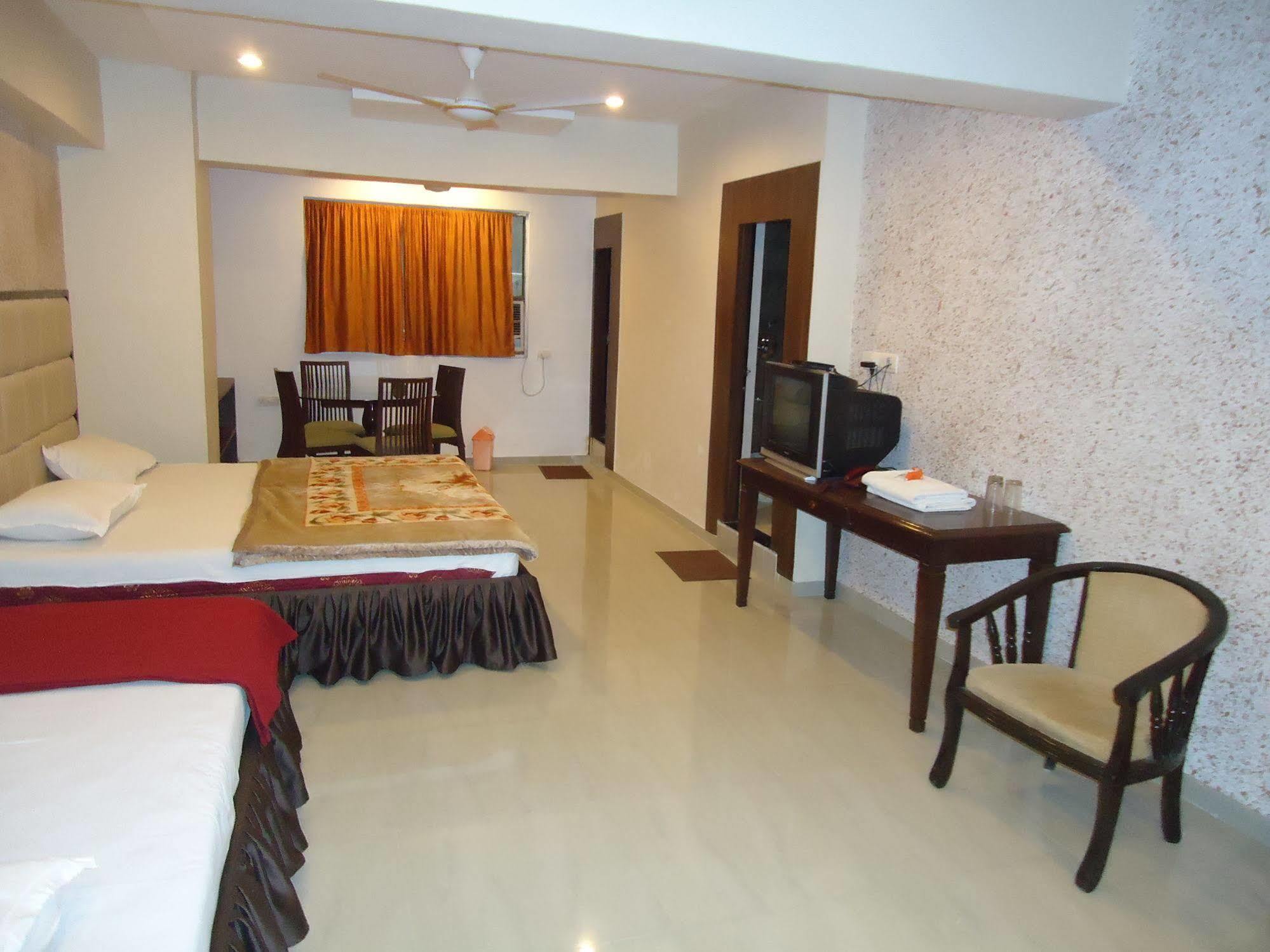 Hotel Maan Residency Satellite Road Ахмедабад Экстерьер фото