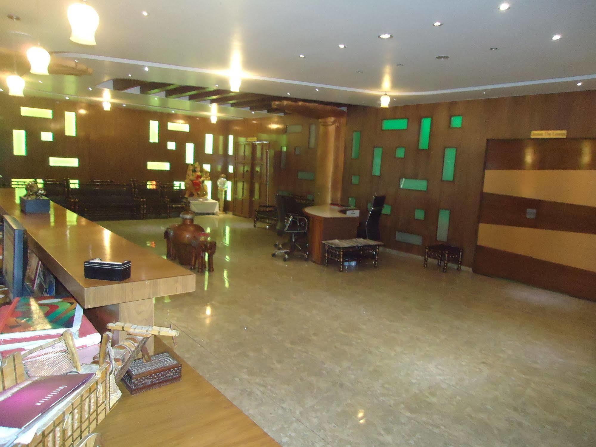 Hotel Maan Residency Satellite Road Ахмедабад Экстерьер фото
