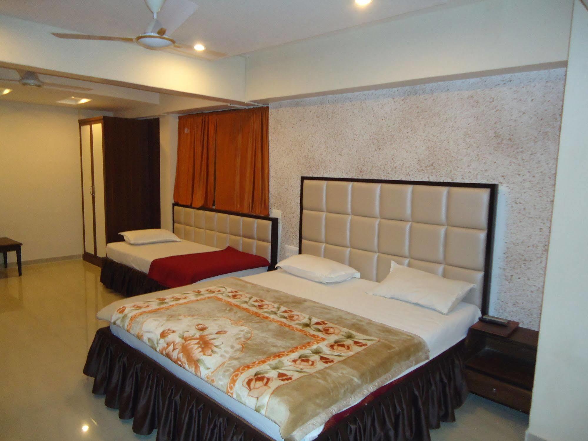 Hotel Maan Residency Satellite Road Ахмедабад Экстерьер фото