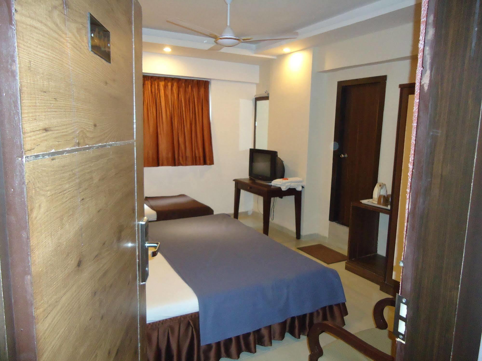 Hotel Maan Residency Satellite Road Ахмедабад Экстерьер фото