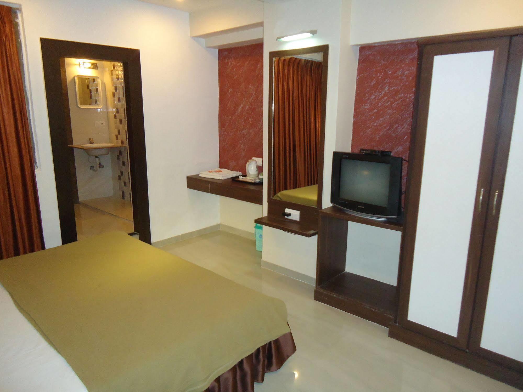 Hotel Maan Residency Satellite Road Ахмедабад Экстерьер фото