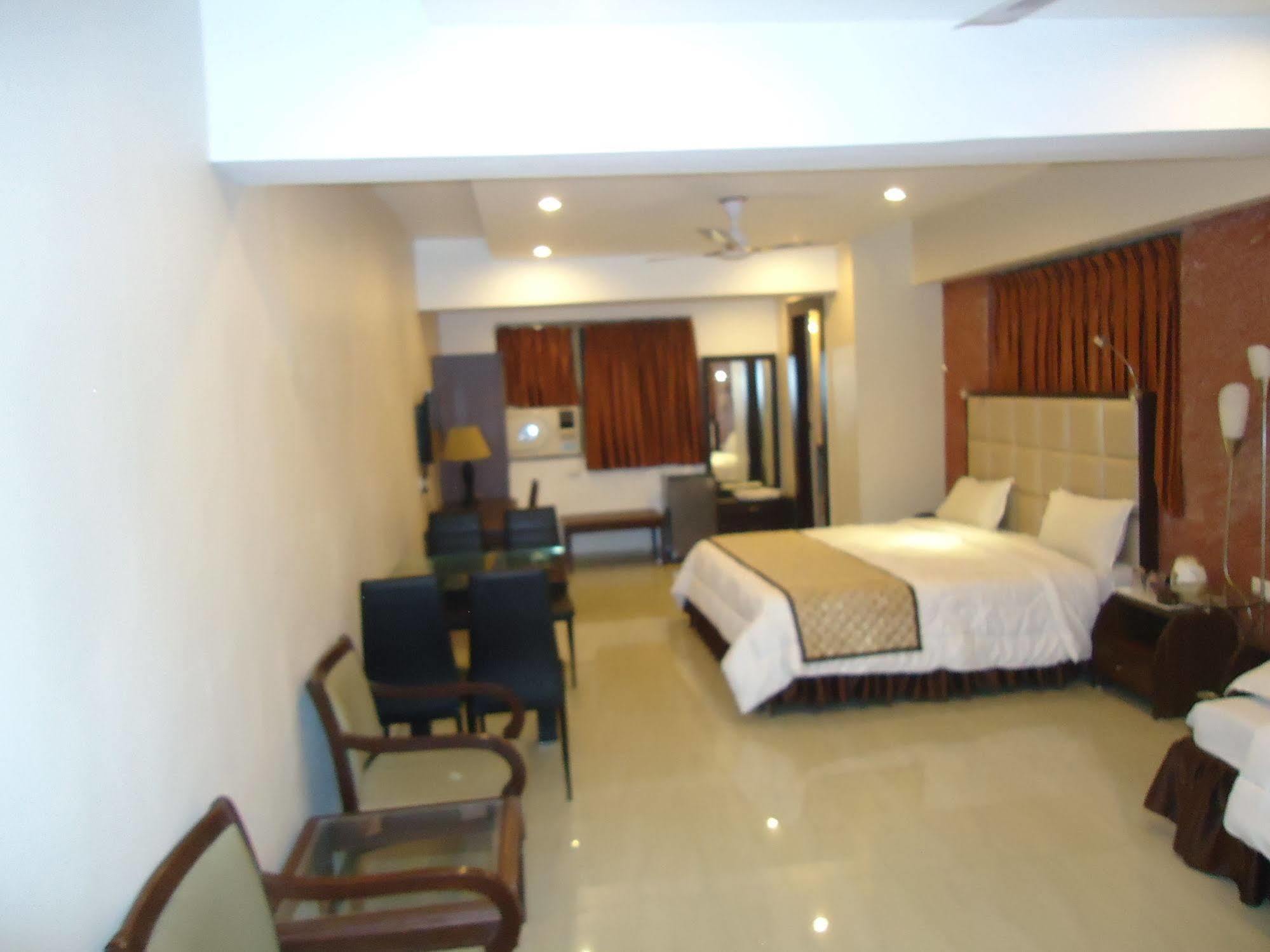Hotel Maan Residency Satellite Road Ахмедабад Экстерьер фото